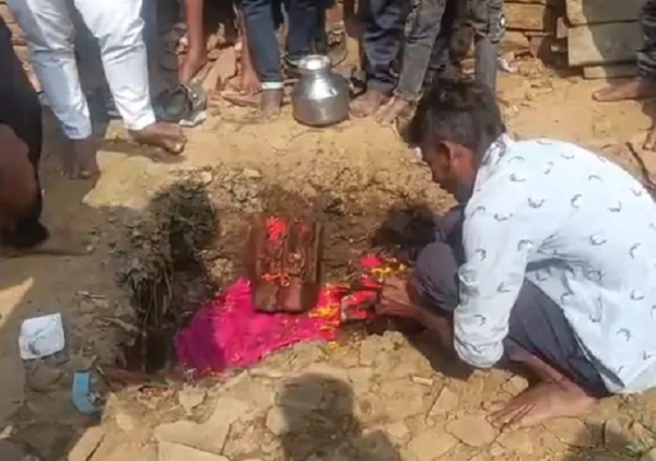 हिन्दू संगठन के लोग मूर्ति की पूजा करते हुए