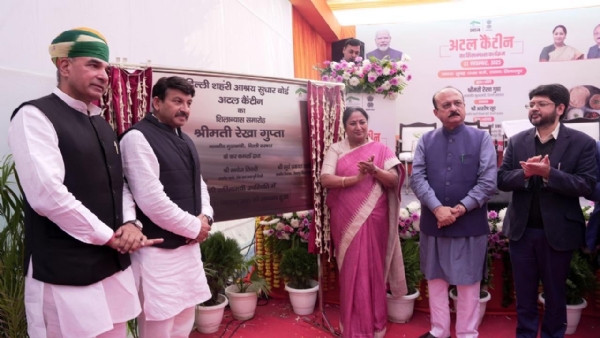 तिमारपुर स्थित जेजे क्लस्टर की संजय बस्ती में पहली ‘अटल कैंटीन’ का शिलान्यास करते मुख्यमंत्री रेखा गुप्ता