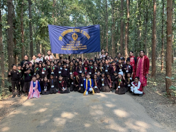 परिभ्रमण पर गए बच्चे