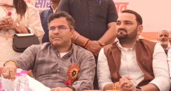 मंच पर मौजूद दिल्ली मंत्री प्रवेश वर्मा