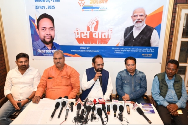 खेल महोत्सव की जानकारी देते सांसद विद्युत वर्णन महतो