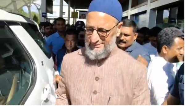 बागडोगरा एयरपोर्ट से निकलते एआईएमआईएम सुप्रीमो असदुद्दीन ओवैसी