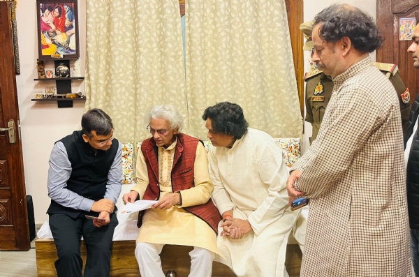 पद्मश्री मतदाता के साथ जिलाधिकारी