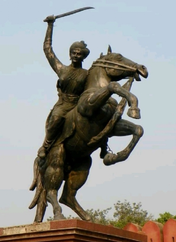 झलकारी बाई की प्रतिमा। फोटो - इंटरनेट मीडिया झलकारी बाई की प्रतिमा। फोटो - इंटरनेट मीडिया