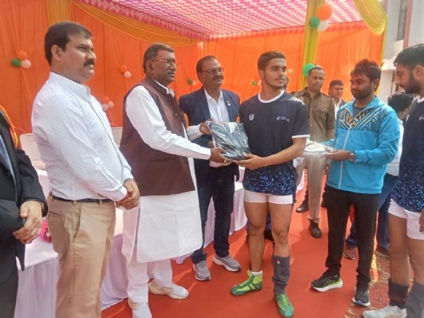 जीती टीम को पुरस्कार देते राज्य मंत्री सुरेश राही जीती टीम को पुरस्कार देते राज्य मंत्री सुरेश राही