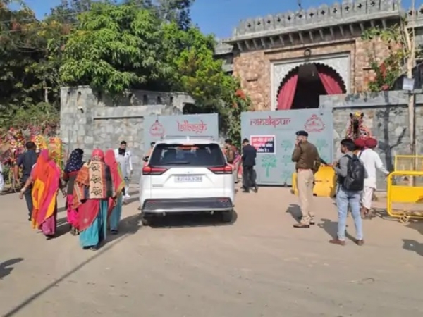 रणकपुर के लाल बाग होटल में कड़ी जांच के बाद मिल रही एंट्री।