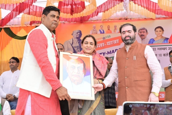 भाजपा जिला अध्यक्ष ने अपर्णा यादव और प्रभारी मंत्री को किया सम्मानित