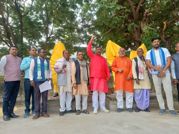 राजा मेदिनी राय और नीलांबर-पीतांबर की प्रतिमा के समक्ष नारे लगाते पांकी विधायक एवं अन्य। राजा मेदिनी राय और नीलांबर-पीतांबर की प्रतिमा के समक्ष नारे लगाते पांकी विधायक एवं अन्य।