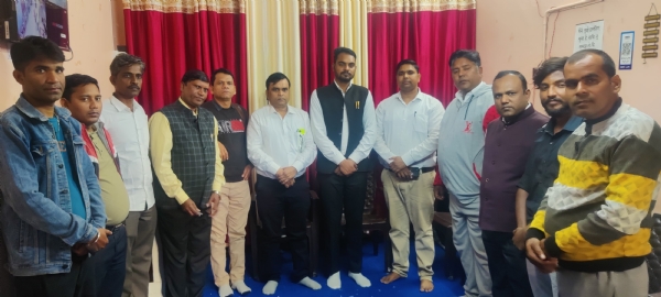 बैठक में समस्याएँ बताते ईसाई समुदाय के सदस्य, चर्चा करते प्रदेश महासचिव विकाश बाबू एडवोकेट