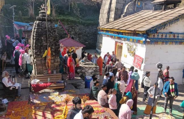 मां पार्वती व शिव विवाह का साक्षी त्रियुगीनारायण मंदिर में विवाह बंधन में बंधते युवक-युवतियां।