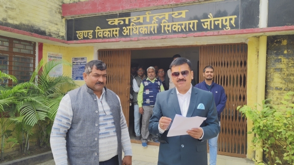 जिलाधिकारी डॉ दिनेश चंद्र सिंह खंड विकाश सिकरारा में निरीक्षण करते हुए जिलाधिकारी डॉ दिनेश चंद्र सिंह खंड विकाश सिकरारा में निरीक्षण करते हुए