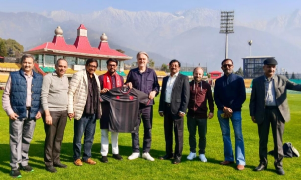 धर्मशाला क्रिकेट स्टेडियम में अनुराग ठाकुर के साथ संयुक्त फ़ोटो में।