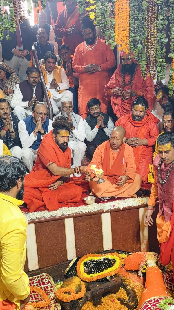 विश्व प्रसिद्ध बंधवा के लेटे हनुमान जी की पूजा अर्चना करते उप्र के मुख्यमंत्री योगी आदित्यनाथ का छाया चित्र