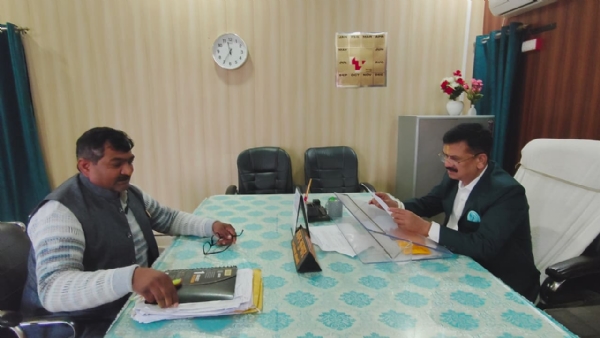 जिलाधिकारी डॉ दिनेश चंद्र सिंह मतदाता पुनरीक्षण कार्य का अवलोकन करते हुए जिलाधिकारी डॉ दिनेश चंद्र सिंह मतदाता पुनरीक्षण कार्य का अवलोकन करते हुए