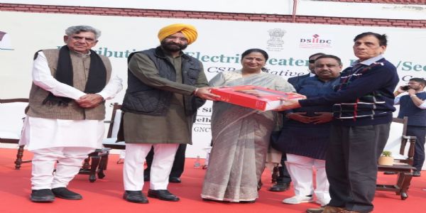 प्रदूषणं न्यूनं कर्तुं सर्वोच्चा प्राथमिकता अस्ति - मुख्यमन्त्री ।