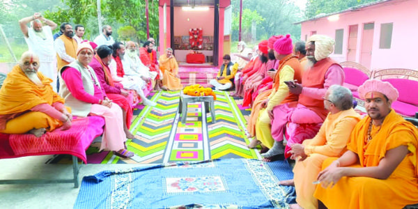 कुंभम् आधृत्य अखाड़ा परिषदकरोच्चर्चाम्, आवाह्न अखाड़ायाः श्रीमहंतोऽपि सम्मिलितः