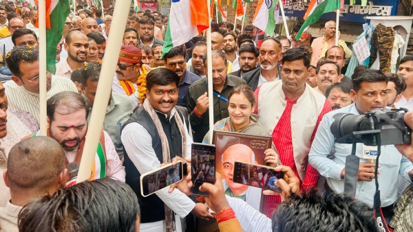 पदयात्रा के दौरान अपर्णा यादव का शरद शंकर मिश्रा द्वारासम्मान