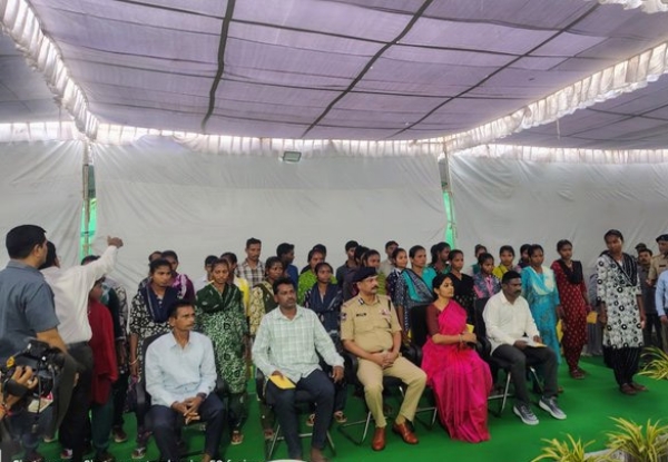 तेलगाना डीजीपी के सामने से तेलगाना डीजीपी के सामने से