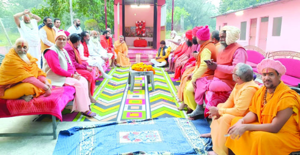 बैठक के दौरान संतगण बैठक के दौरान संतगण