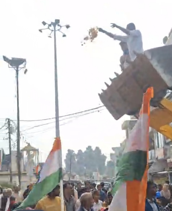 जेसीबी द्वारा की जा रही पुष्प वर्षा की फोटो