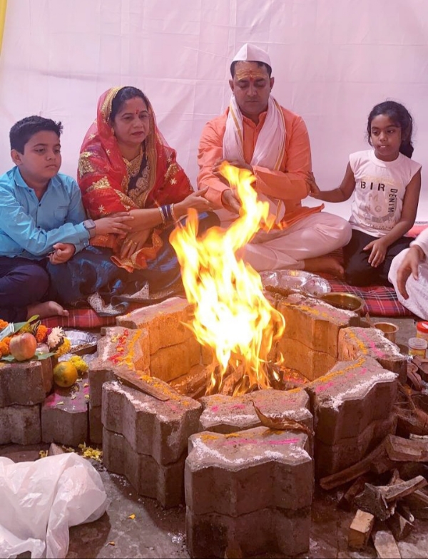 हवन पूजन करते आयोजक। हवन पूजन करते आयोजक।