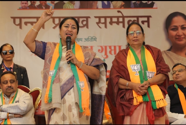 दिल्ली में पन्ना प्रमुख सम्मेलन में पन्ना प्रमुखों और कार्यकर्ताओं को संबोधित करती मुख्यमंत्री रेखा गुप्ता