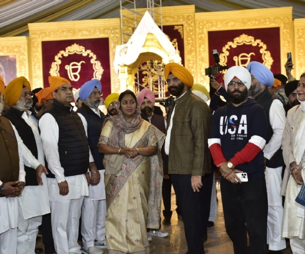 दिल्ली की मुख्यमंत्री रेखा गुप्ता गुरुवार को लाल किला क्षेत्र का दौरा करते हुए दिल्ली की मुख्यमंत्री रेखा गुप्ता गुरुवार को लाल किला क्षेत्र का दौरा करते हुए