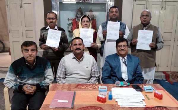 चुने गए पदाधिकारी प्रशासक व चुनाव अधिकारियों के साथ।