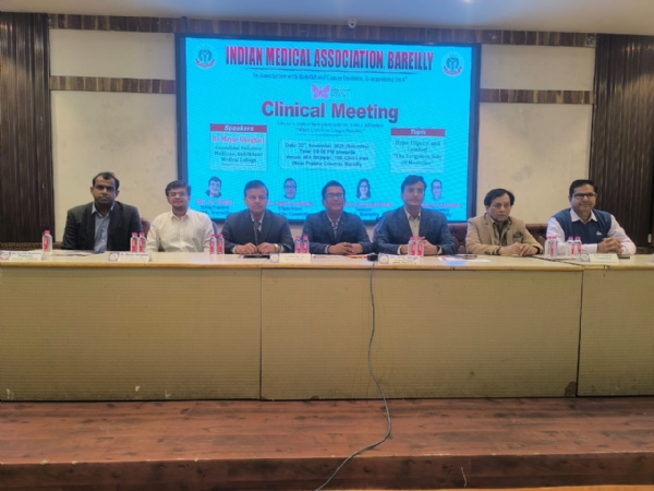 आईएमए बरेली में आयोजित पैलिएटिव केयर पर सीएमई के दौरान मंच पर उपस्थित डॉ. वी.वी. सिंह, डॉ. अंशु अग्रवाल, डॉ. शालिनी महेश्वरी, डॉ. गिरीश अग्रवाल, डॉ. कामेंद्र सिंह एवं अन्य चिकित्सक।