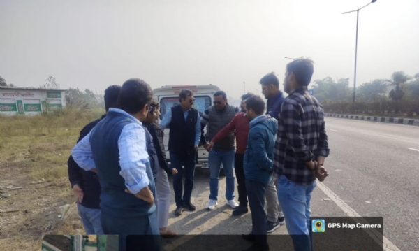 निरीक्षण करती अधिकारियों की टीम