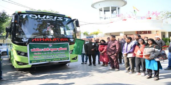 कृषि मंत्री पॉलीहाउस प्रशिक्षण दलं पंतनगर विश्वविद्यालयनिमित्तं हरितध्वजं दर्शयित्वा प्रस्थितम्