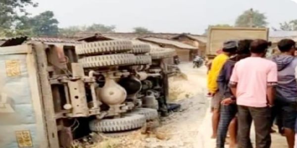 सरायकेलायां मार्गनिर्माणसामग्रीभिः पूरितं हाईवा प्रपतितं, पिता–पुत्री मृतौ, पत्नी गंभीर रूपेण आहता