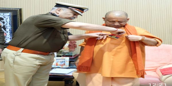उत्तरप्रदेशस्य आरक्षिमहानिरीक्षको मुख्यमंत्रिणि योगिनि रोपितः पुलिसध्वजः