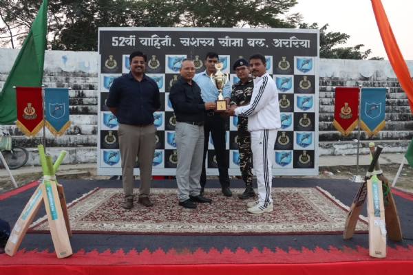 अररिया फोटो:विजेता टीम को कप प्रदान करते कमांडेंट अररिया फोटो:विजेता टीम को कप प्रदान करते कमांडेंट
