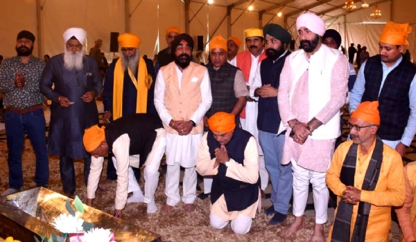 गुरु तेग बहादुर के शहीदी दिवस पर मत्था टेकते सर कार्यवाह दत्तात्रेय होसबोले