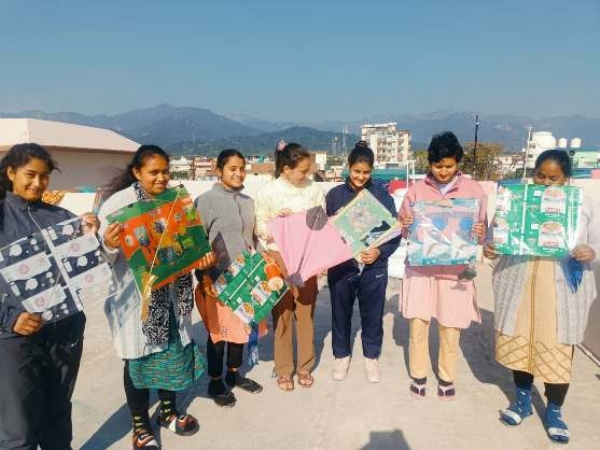 आत्मविश्वास के साथ आगे बढ़ती बालिकाएं। आत्मविश्वास के साथ आगे बढ़ती बालिकाएं।