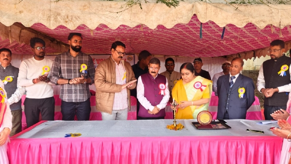 खेल महोत्सव का उद्घाटन करते अतिथि खेल महोत्सव का उद्घाटन करते अतिथि