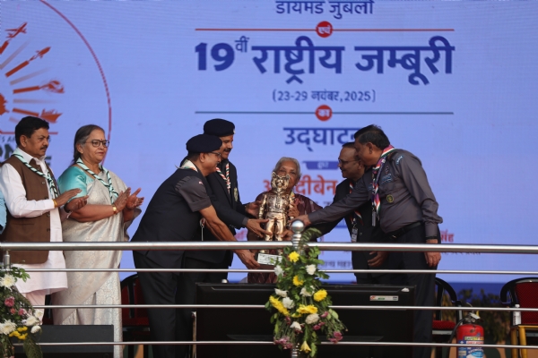 राज्यपाल आनंदी बेन ने झंडारोहण कर 19वीं राष्टीय जंबूरी का किया शुभारंभ राज्यपाल आनंदी बेन ने झंडारोहण कर 19वीं राष्टीय जंबूरी का किया शुभारंभ