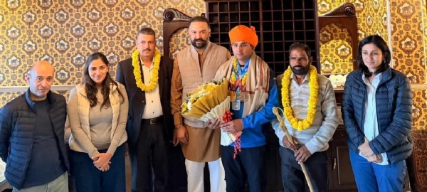 रणविजय सिंह ने विश्व चैंपियन निशानेबाज रविंदर सिंह को सम्मानित किया रणविजय सिंह ने विश्व चैंपियन निशानेबाज रविंदर सिंह को सम्मानित किया