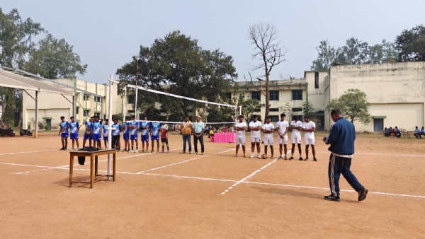 खिलाड़ियों से परिचय प्राप्त करते अतिथि खिलाड़ियों से परिचय प्राप्त करते अतिथि