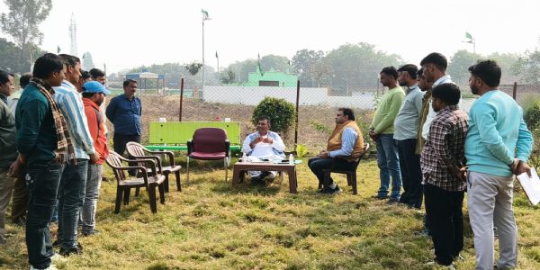 उत्कृष्ट कार्यकर्तारः मतदातृकेंद्राधिकारिणः नगर पंचायत कर्मिणश्च सम्मानिताः