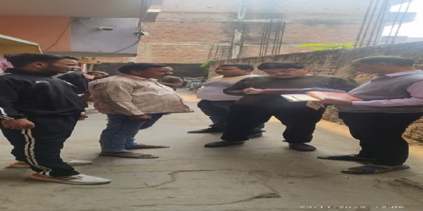 संघ शताब्दी वर्ष - संत रविदास नगर जानकी शाखायाः स्वयंसेवकैर्गृहं -गृहं संपर्कितम्