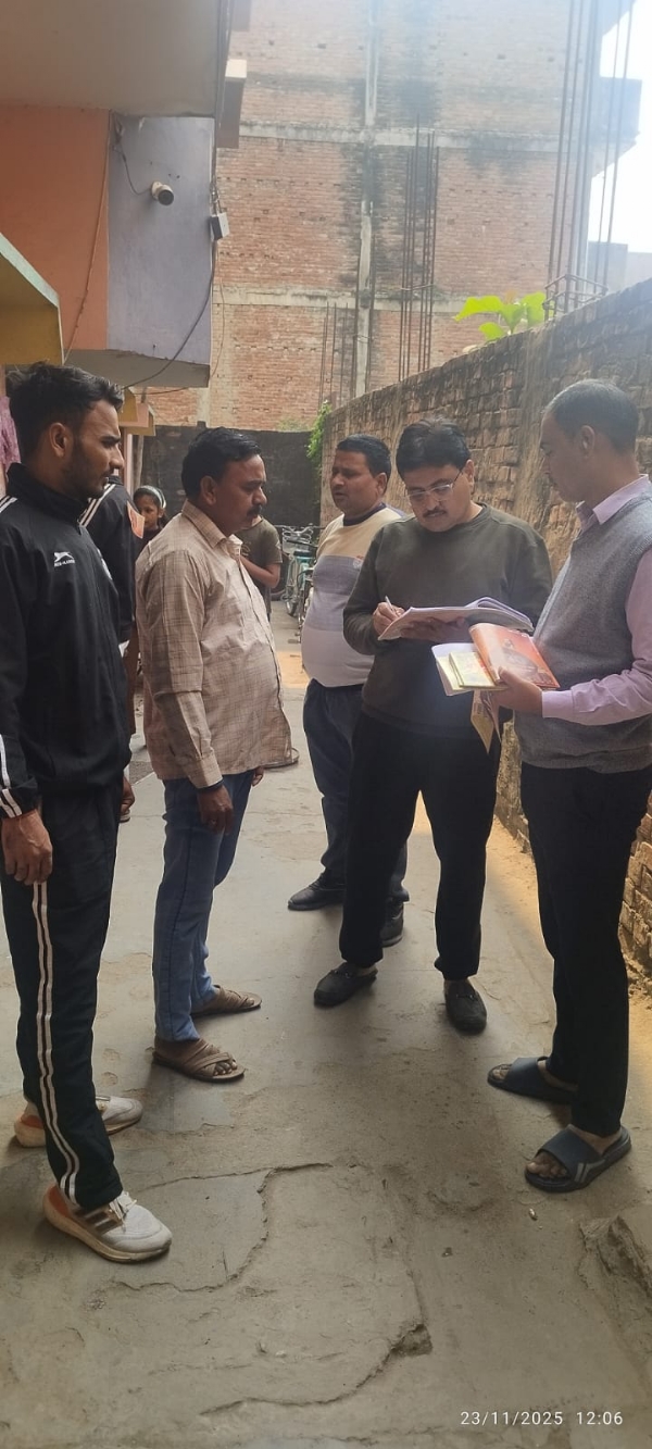 घर-घर संपर्क अभियान में स्वयंसेवक