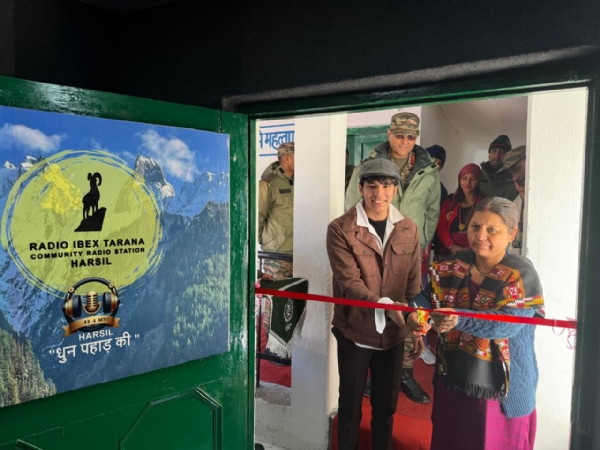 लेफ्टिनेंट जनरल ने बालिका से फीता कटाकर किया सामुदायिक रेडियो स्टेशन का शुभारंभ लेफ्टिनेंट जनरल ने बालिका से फीता कटाकर किया सामुदायिक रेडियो स्टेशन का शुभारंभ