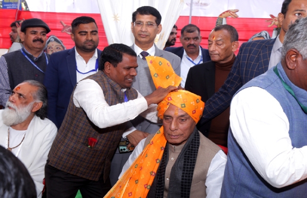 गीता जयंति समाराेह में हरियाणवी पगड़ी पहनते राजनाथ