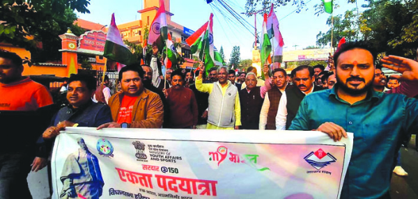 रन फॉर यूनिटी मार्च निकालते हुए