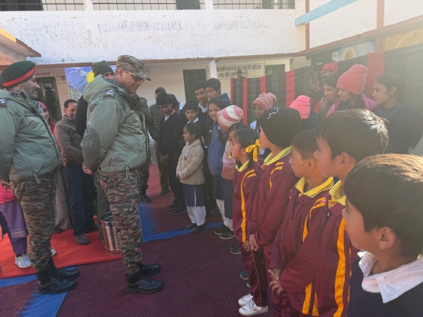 लेफ्टिनेंट जनरल ने बालिका से फीता कटाकर किया सामुदायिक रेडियो स्टेशन का शुभारंभ लेफ्टिनेंट जनरल ने बालिका से फीता कटाकर किया सामुदायिक रेडियो स्टेशन का शुभारंभ