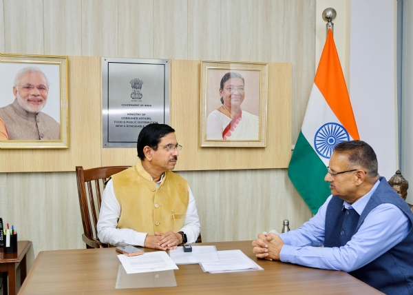 नई दिल्ली में केंद्रीय उपभोक्ता मामले, खाद्य एवं सार्वजनिक वितरण मंत्री प्रह्लाद जोशी से उनके आवास पर शिष्टाचार भेंट करते कैबिनेट मंत्री गणेश जोशी।