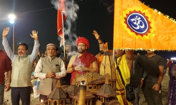 अयोध्या राम मंदिर में ध्वजारोहण पर काशी के अस्सीघाट पर दीपोत्सव