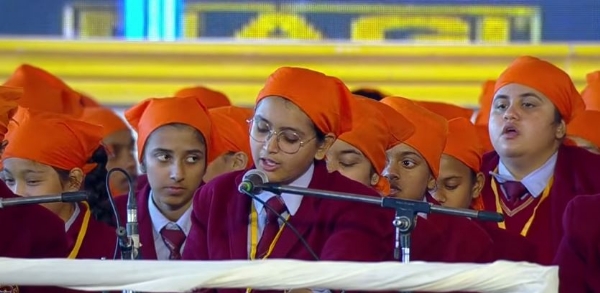 प्रधानमंत्री नरेंद्र मोदी के समक्ष शब्द गायन पेश करते स्कूली विद्यार्थी